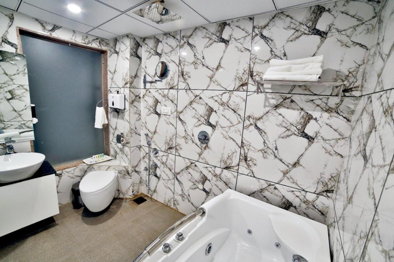 Hotel Kings Heritage Surate Extérieur photo