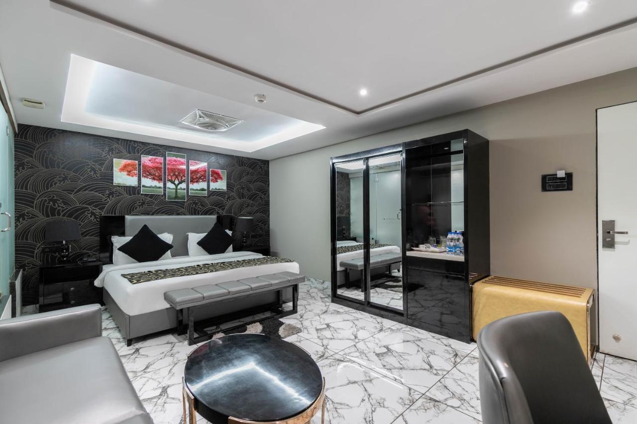 Hotel Kings Heritage Surate Extérieur photo